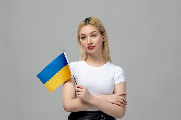 Ukraine russe conflit blonde jolie fille avec rouge à lèvres et drapeau ukrainien traversant les mains