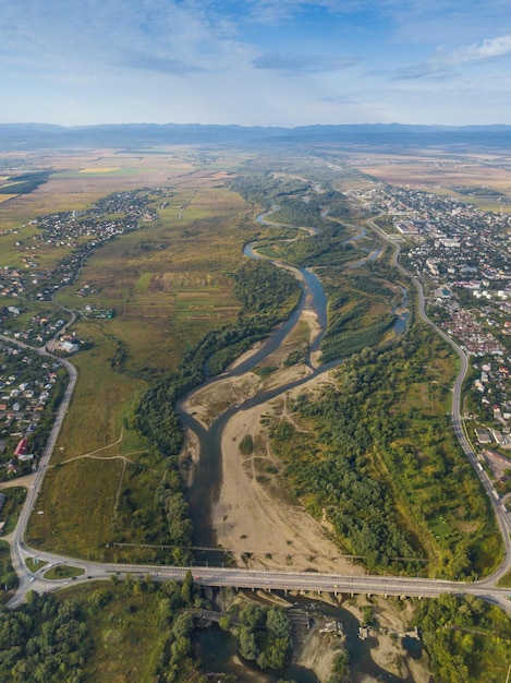 Ukraine Stryi Belles vues sur la rivière et la ville vue à vol d'oiseau depuis le dron quadcopter