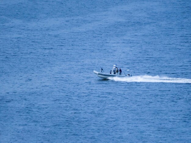 UkraineConflit russe Hommes des forces spéciales en uniformes de camouflage sur un bateau à moteur de l'armée Bateau se déplaçant sur la rivière le matin mission de diversioncopie espace Militaire sur un bateau pneumatique