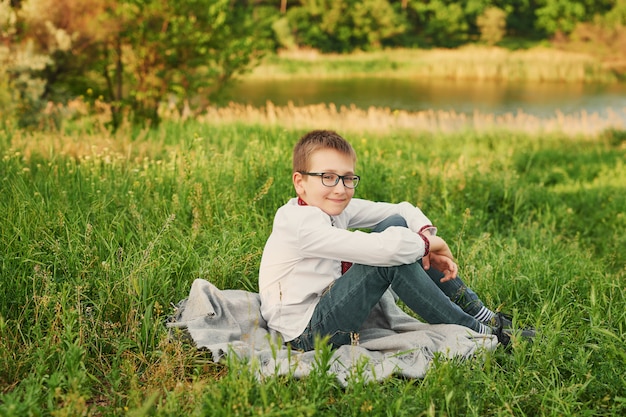 Ukrainien enfant garçon en broderie sur le terrain