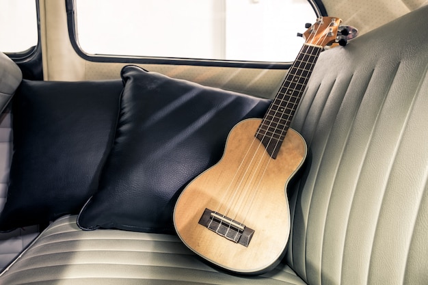 Photo ukulele sur siège voiture ancienne