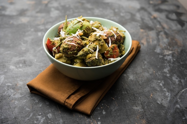 Undhiyu est un plat de légumes mélangés gujarati, spécialité de Surat, en Inde. Servi dans un bol avec ou sans poori