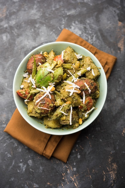 Undhiyu est un plat de légumes mélangés gujarati, spécialité de Surat, en Inde. Servi dans un bol avec ou sans poori