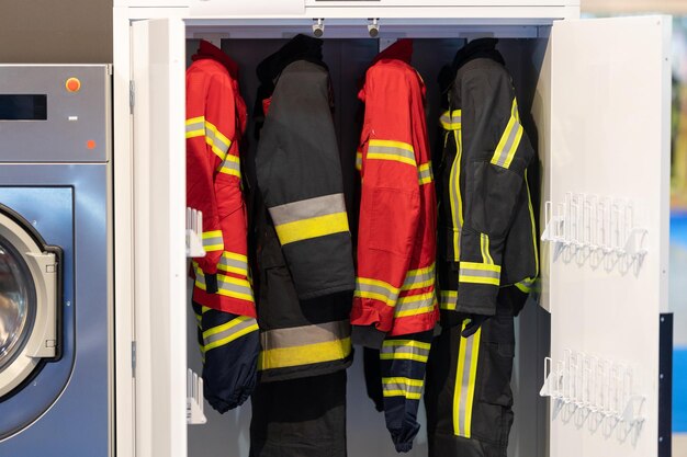 Photo uniforme de pompier à l'intérieur d'une armoire