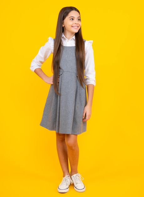 Uniforme scolaire Mode élégante adolescente enfant fille posant en studio Tendances vêtements pour enfants