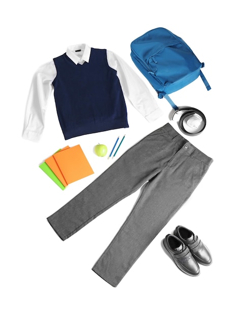 Uniforme scolaire et papeterie sur fond blanc