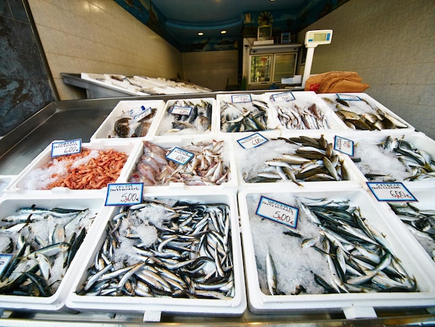 Uniquement le plus frais Une sélection de fruits de mer frais sur un marché