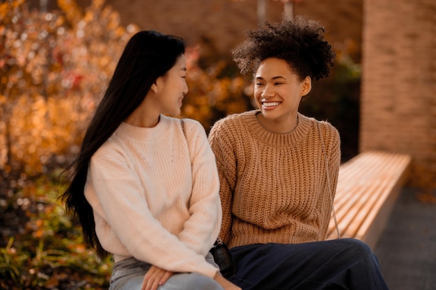 Photo unité. deux jolies jeunes filles se parlent et se regardent