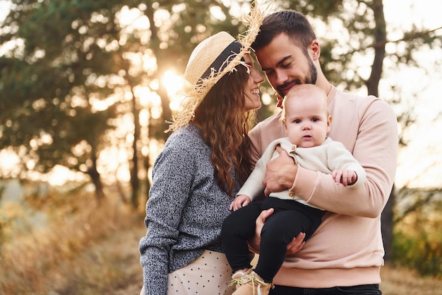 Unité du peuple Famille heureuse de mère et petit bébé se repose à l'extérieur Belle nature d'automne ensoleillée