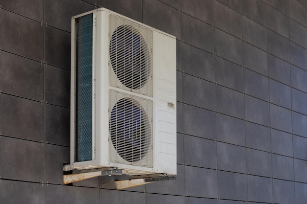 Unité extérieure d'un climatiseur domestique avec un ventilateur à l'extérieur du bâtiment