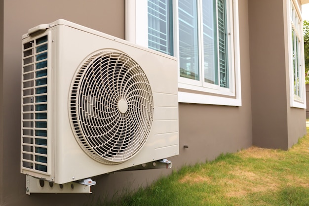 Unité extérieure de compresseur de climatiseur installée à l'extérieur de la maison