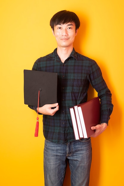 Un universitaire est satisfait de l&#39;obtention du diplôme