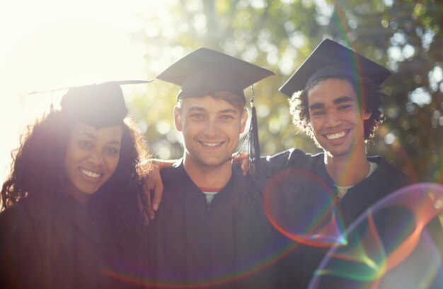 L'université a été les quatre meilleures années de notre vie Portrait d'un groupe diversifié d'étudiants le jour de la remise des diplômes