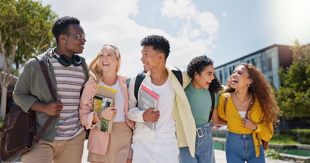 Université heureuse et parler avec des amis et la diversité de classe sur le campus de l'université avec un sourire l'éducation scolaire et les étudiants avec une blague drôle et sac à dos en plein air à l'académie d'apprentissage avec solidarité