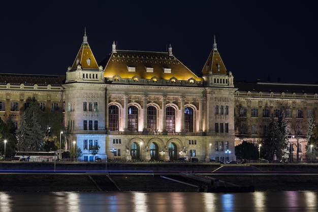 Université de nuit à Budapest