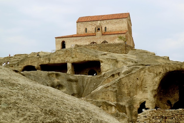 Uplistsikhe Ancient Cave City Ruins avec église chrétienne médiévale au sommet de la ville de Gori en Géorgie