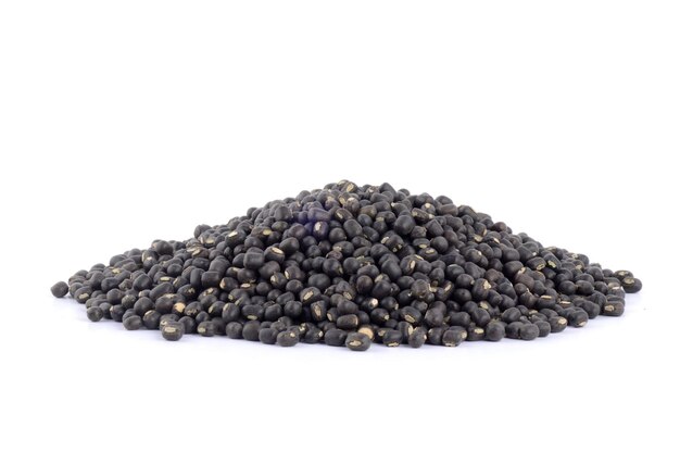 Photo urad dal gram noir vigna mungo sur fond blanc