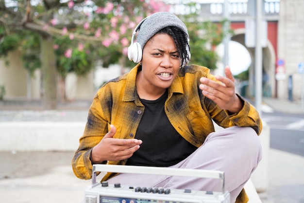 Urbaine élégante jeune femme rap avec un casque à l'extérieur Concept style de vie musique musique urbaine
