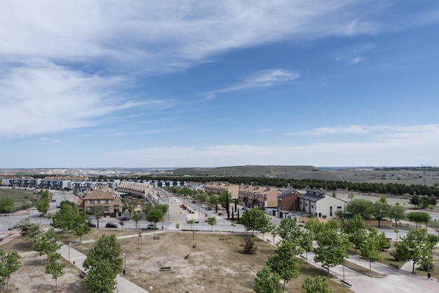 Urbanisation de maisons unifamiliales avec de jeunes plantations d'arbres à la périphérie de la ville