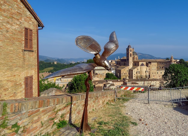 Urbino Sculpture d'un oiseau de fer