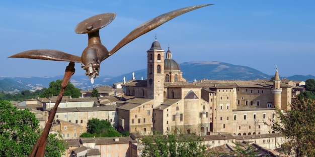 Urbino Sculpture d'un oiseau de fer