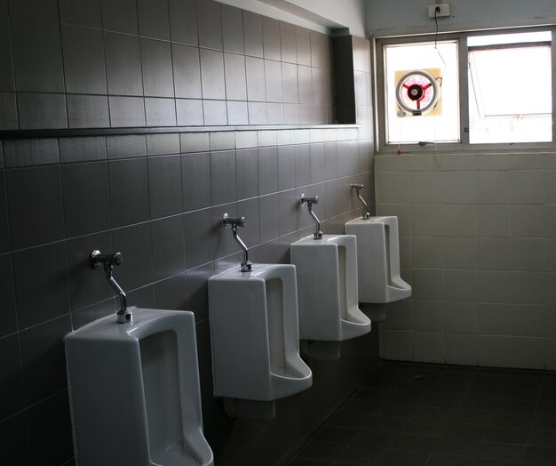 urinal blanc dans un lieu public