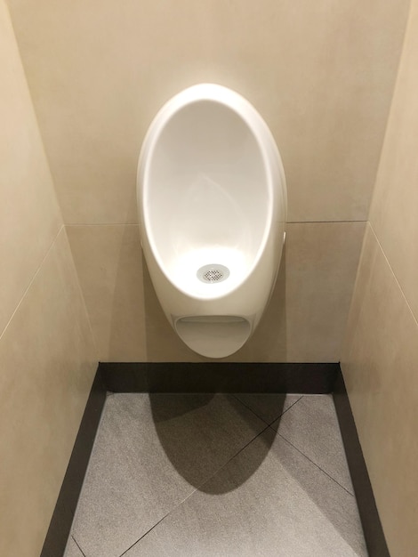 Photo un urinal dans une toilette publique