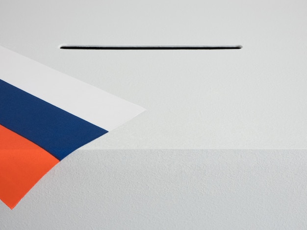 Urne avec drapeau national de la Russie. Élection présidentielle en 2018