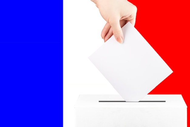 Urne électorale En France élections Présidentielles Françaises Gouvernements Une Main Avec Une Voix Sur Le Fond De La Compétition Des Partis Politiques Du Drapeau