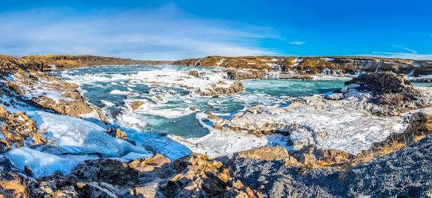 Urridafoss la cascade la plus volumineuse du pays au sud près de la route principale d'Islande