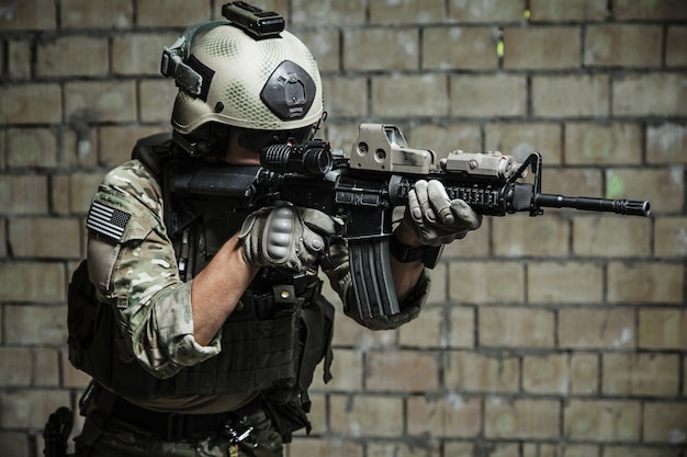 US Army Ranger vise le fusil