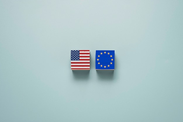 USA et écran d'impression du drapeau de l'euro sur des cubes de bloc en bois sur bleu