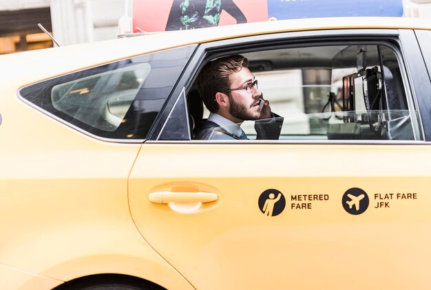 USA New York City businessman on cell phone dans un taxi