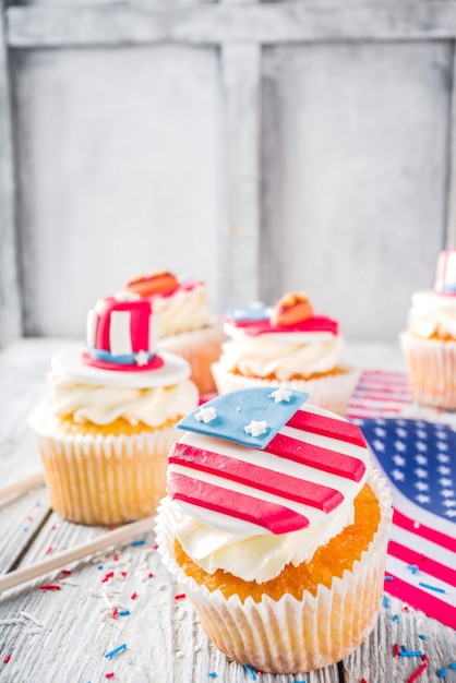 USA patriotique cupcakes sur drapeaux sur table en bois