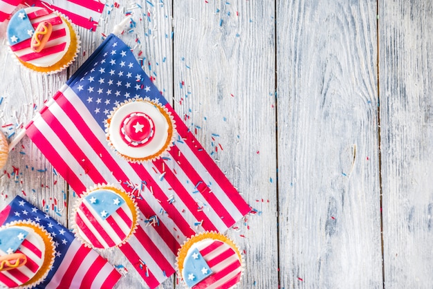USA patriotique cupcakes sur drapeaux sur table en bois