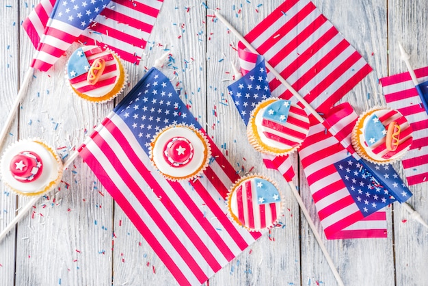 USA patriotique cupcakes sur drapeaux sur table en bois
