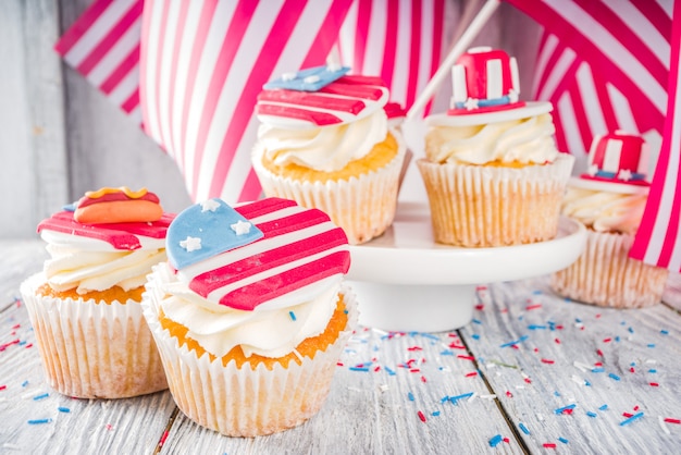 USA patriotique cupcakes sur drapeaux sur table en bois