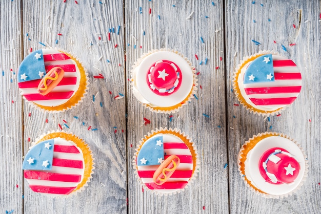 Photo usa patriotique cupcakes sur drapeaux sur table en bois