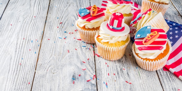 USA patriotique cupcakes sur drapeaux sur table en bois