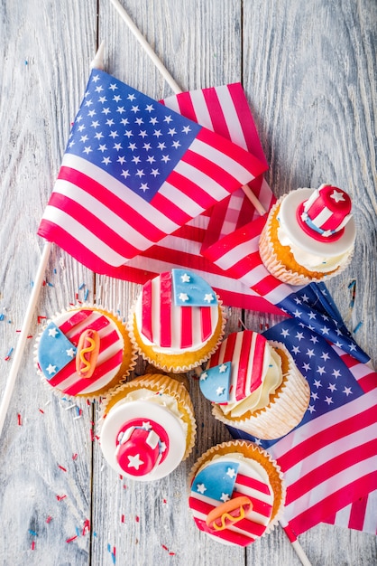 USA patriotique cupcakes sur drapeaux sur table en bois