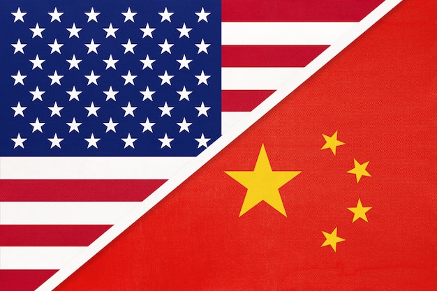 USA vs Chine drapeau national du textile. Relation entre deux pays américains et asiatiques.