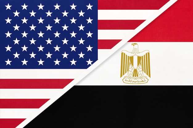 Usa Vs Drapeau National De La République Arabe D'egypte à Partir De Textile. Relation, Partenariat Entre Deux Pays.