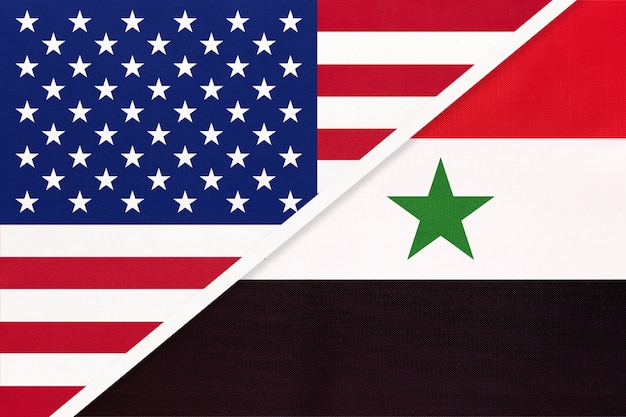 USA vs Syrie drapeau national du textile. Relation entre deux pays américains et asiatiques.