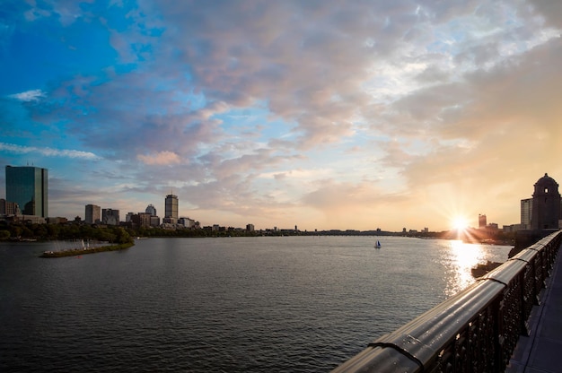 Usa vue panoramique sur les toits de boston et le centre-ville depuis le pont longfellow sur la rivière charles