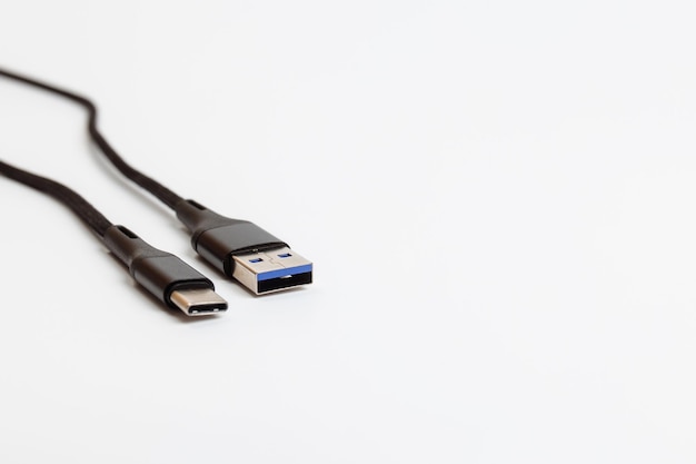 Usb type c et gros plan usb sur fond blanc macro