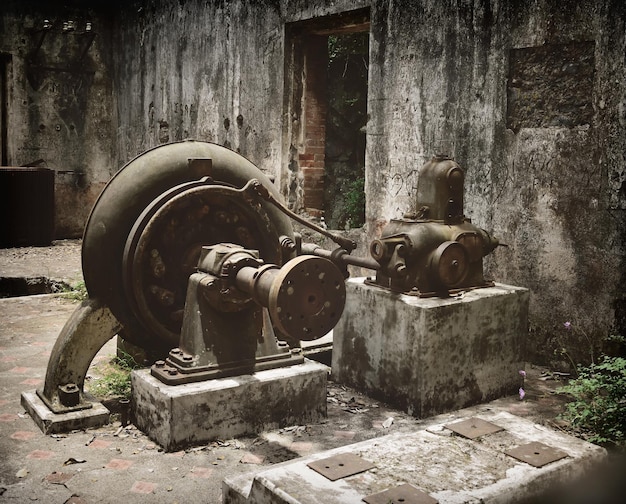 Usine ancienne et abandonnée qui a encore de très vieilles machines anciennes structures qui sont au milieu de la forêt