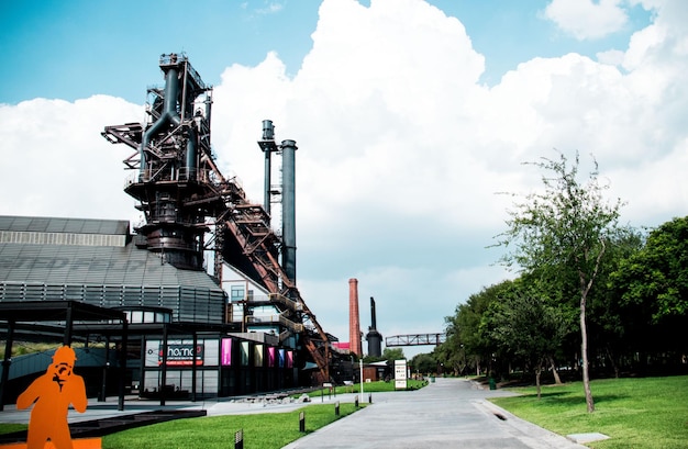 Photo une usine avec un bâtiment qui a une grande structure métallique en arrière-plan