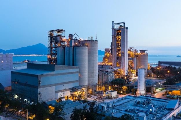 Usine de ciment pendant le coucher du soleil