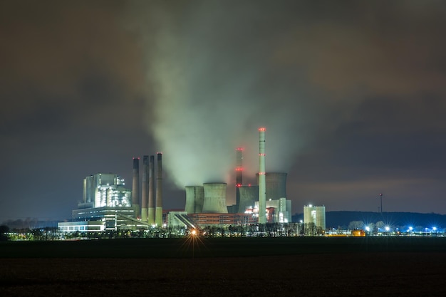 Usine d'électricité la nuit