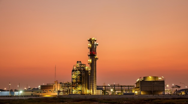 Usine électrique et ciel coucher de soleil